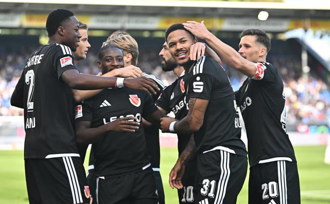 10.10.2026, xfux, Fussball 2.Bundesliga, SV Darmstadt 98 - Energie Cottbus v.l. King Manu (FC Engerie Cottbus), Christian Kinsombi (FC Engerie Cottbus), Torschuetze Torschütze Justin Butler (FC Engerie Cottbus), Axel Borgmann (FC Engerie Cottbus) Torjubel, Jubel, Goal celebration, celebrate the goal zum 0:1 jubelnd bejubelt jubelt jubeln Jubel (DFL DFB REGULATIONS PROHIBIT ANY USE OF PHOTOGRAPHS as IMAGE SEQUENCES and or QUASI-VIDEO) Darmstadt
