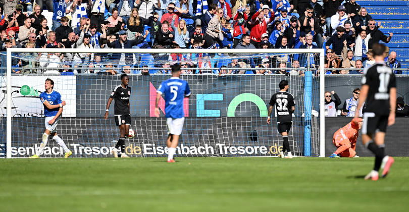 10.10.2026, xfux, Fussball 2.Bundesliga, SV Darmstadt 98 - Energie Cottbus v.l. Marcel Lotka (FC Engerie Cottbus), Torschuetze Torschütze Noah Weißhaupt Weisshaupt (SV Darmstadt 98) (nicht im Bild) Goal scored, Tor zum 1:1 (DFL DFB REGULATIONS PROHIBIT ANY USE OF PHOTOGRAPHS as IMAGE SEQUENCES and or QUASI-VIDEO) Darmstadt