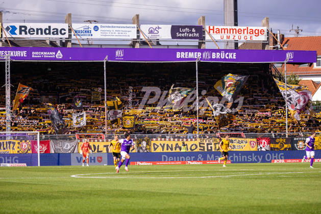 Die Fans von SG Dynamo Dresden im Gaesteblock GER, VfL Osnabrueck vs. SG Dynamo Dresden, Fussball, 2. Bundesliga, 7. Spieltag, Spielzeit 2026 2027, 10.10.2026 DFL Regulations prohibit any use of photographers as image sequences and or quasi-video. GER, VfL Osnabrueck vs. SG Dynamo Dresden, Fussball, 2. Bundesliga, 7. Spieltag, Spielzeit 2026 2027, 10.10.2026 Osnabrueck Copyright: xEibner-Pressefoto JanxRollingerx EP_JSK