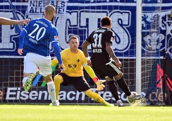10.10.2026, xjhx, Fussball 2.Bundesliga, SV Darmstadt 98 - Energie Cottbus v.l. Aleksandar Vukotic (SV Darmstadt 98), Marcel Schuhen (SV Darmstadt 98), Justin Butler (Energie Cottbus) Goal scored, erzielt das Tor zum 0:1 (DFL DFB REGULATIONS PROHIBIT ANY USE OF PHOTOGRAPHS as IMAGE SEQUENCES and or QUASI-VIDEO) Darmstadt