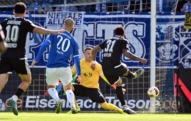 10.10.2026, xjhx, Fussball 2.Bundesliga, SV Darmstadt 98 - Energie Cottbus v.l. Aleksandar Vukotic (SV Darmstadt 98), Marcel Schuhen (SV Darmstadt 98), Justin Butler (Energie Cottbus) Goal scored, erzielt das Tor zum 0:1 (DFL DFB REGULATIONS PROHIBIT ANY USE OF PHOTOGRAPHS as IMAGE SEQUENCES and or QUASI-VIDEO) Darmstadt