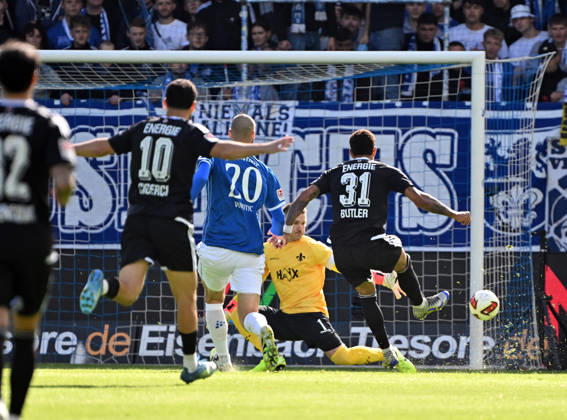 10.10.2026, xjhx, Fussball 2.Bundesliga, SV Darmstadt 98 - Energie Cottbus v.l. Aleksandar Vukotic (SV Darmstadt 98), Marcel Schuhen (SV Darmstadt 98), Justin Butler (Energie Cottbus) Goal scored, erzielt das Tor zum 0:1 (DFL DFB REGULATIONS PROHIBIT ANY USE OF PHOTOGRAPHS as IMAGE SEQUENCES and or QUASI-VIDEO) Darmstadt