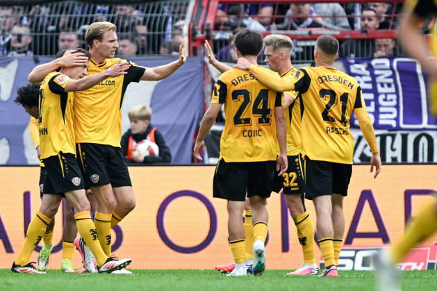 2. Bundesliga - 26 27 - VfL Osnabrück - Dynamo Dresden am 10.10.2026 an der Bremer Brücke in Osnabrück Jubel, Torjubel, Torschuetze, Torschütze Niklas Hauptmann (Dresden) jubelt nach seinem Tor zum 0:1 mit Vincent Vermeij (Dresden), Jonas Sterner (Dresden) und