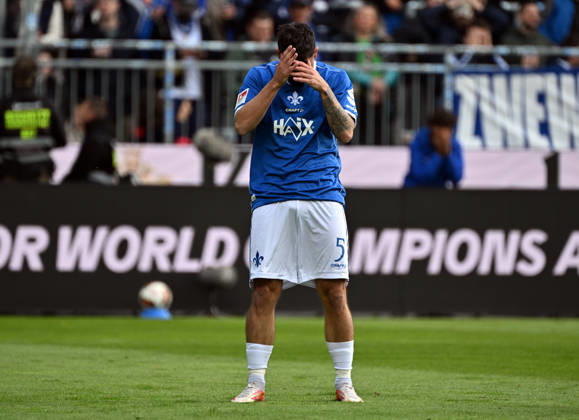 10.10.2026, xjhx, Fussball 2.Bundesliga, SV Darmstadt 98 - Energie Cottbus v.l. Marco Richter (SV Darmstadt 98) enttaeuscht, enttaeuscht schauend, dissapointed (DFL DFB REGULATIONS PROHIBIT ANY USE OF PHOTOGRAPHS as IMAGE SEQUENCES and or QUASI-VIDEO) Darmstadt