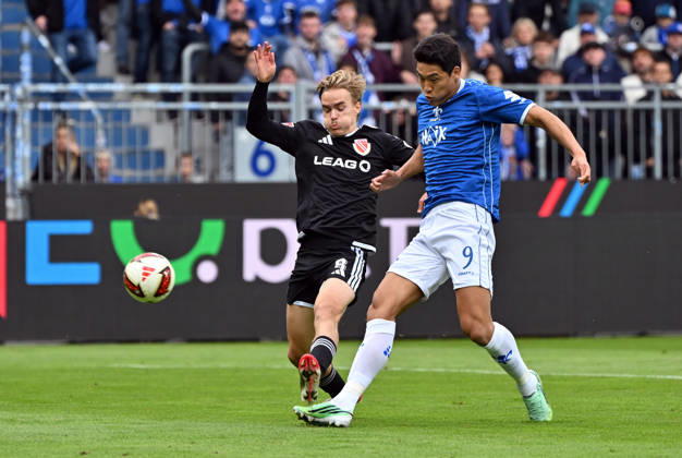 10.10.2026, xjhx, Fussball 2.Bundesliga, SV Darmstadt 98 - Energie Cottbus v.l. Lukas Michelbrink (Energie Cottbus), Ho-jae Lee (SV Darmstadt 98) (DFL DFB REGULATIONS PROHIBIT ANY USE OF PHOTOGRAPHS as IMAGE SEQUENCES and or QUASI-VIDEO) Darmstadt
