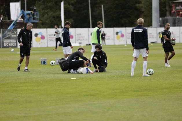 10.10.2026, xhettx, Fussball 3.Liga, SG Sonnenhof Grossaspach - SV Waldhof Mannheim v.l. Diego Michel (SV Waldhof Mannheim, 28) muss beim Warmmachen behandelt werden, Knöchel Aspach