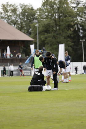 10.10.2026, xhettx, Fussball 3.Liga, SG Sonnenhof Grossaspach - SV Waldhof Mannheim v.l. Diego Michel (SV Waldhof Mannheim, 28) muss beim Warmmachen behandelt werden, Knöchel Aspach