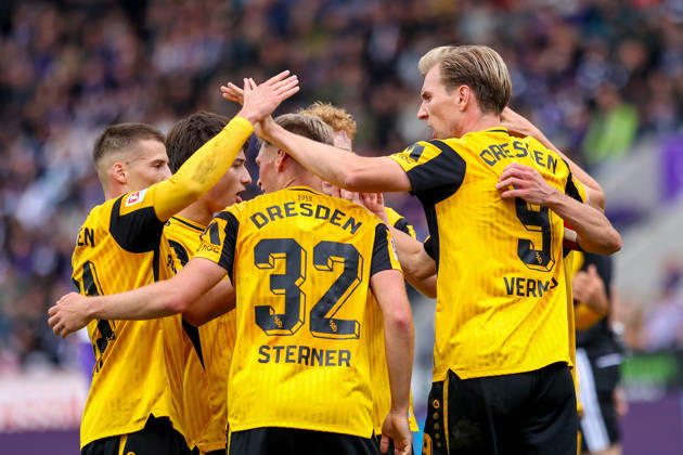 2026.10.10, xkwix, Fußball, 2. Bundesliga, VfL Osnabrück - SG Dynamo Dresden, Stadion an der Bremer Brücke, 7.Spieltag, Saison 2026 2027: Die Mannschaft bejubelt im Kreis den Torschuetzen zum 0:1 Niklas Hauptmann (SG Dynamo Dresden 27) DFB regulations prohibit any use of photographs as image sequences and or quasi-video. Photo: xKamilxWilkowskixPressefotoKochx Niedersachsen Deutschland