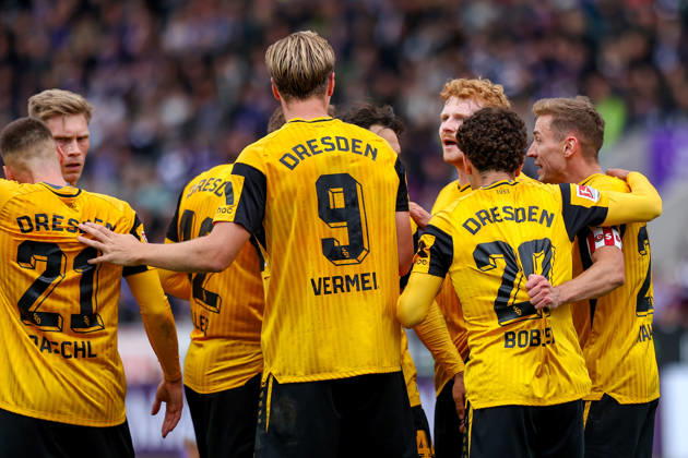 2026.10.10, xkwix, Fußball, 2. Bundesliga, VfL Osnabrück - SG Dynamo Dresden, Stadion an der Bremer Brücke, 7.Spieltag, Saison 2026 2027: Die Mannschaft bejubelt im Kreis den Torschuetzen zum 0:1 Niklas Hauptmann (SG Dynamo Dresden 27) DFB regulations prohibit any use of photographs as image sequences and or quasi-video. Photo: xKamilxWilkowskixPressefotoKochx Niedersachsen Deutschland