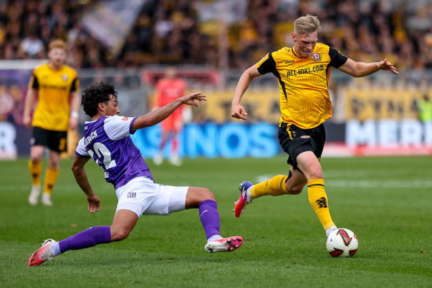 2026.10.10, xkwix, Fußball, 2. Bundesliga, VfL Osnabrück - SG Dynamo Dresden, Stadion an der Bremer Brücke, 7.Spieltag, Saison 2026 2027: Jonas Sterner (SG Dynamo Dresden 32) gewinnt Zweikampf gegen Jonathan German Gomez (VfL Osnabrueck 42) DFB regulations prohibit any use of photographs as image sequences and or quasi-video. Photo: xKamilxWilkowskixPressefotoKochx Niedersachsen Deutschland