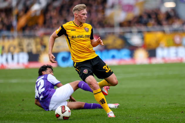 2026.10.10, xkwix, Fußball, 2. Bundesliga, VfL Osnabrück - SG Dynamo Dresden, Stadion an der Bremer Brücke, 7.Spieltag, Saison 2026 2027: Jonas Sterner (SG Dynamo Dresden 32) gewinnt Zweikampf gegen Jonathan German Gomez (VfL Osnabrueck 42) DFB regulations prohibit any use of photographs as image sequences and or quasi-video. Photo: xKamilxWilkowskixPressefotoKochx Niedersachsen Deutschland