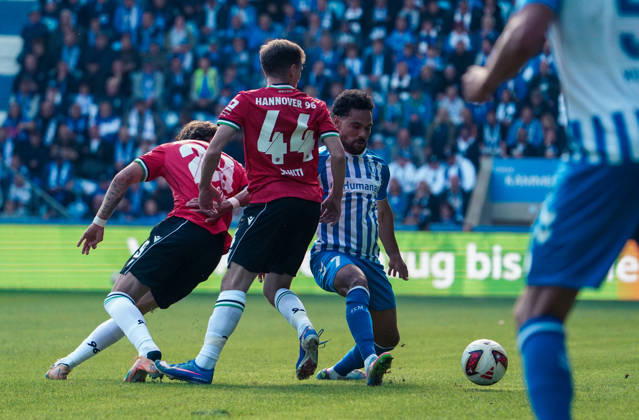 Deutschland: Fussball 2. Bundesliga 2026 2027, 7. Spieltag - 1. FC Magdeburg vs Hannover 96 - Avnet Arena (Magdeburg): im Zweikampf Herbert Bockhorn (1. FC Magdeburg, 7) Emir Sahiti (Hannover 96, 44) Magdeburg Avnet Arena Niedersachsen Deutschland Copyright: xAymanxAlahmedx