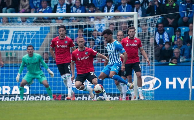 Deutschland: Fussball 2. Bundesliga 2026 2027, 7. Spieltag - 1. FC Magdeburg vs Hannover 96 - Avnet Arena (Magdeburg): am Ball Moritz Kwarteng (1. FC Magdeburg, 10) Magdeburg Avnet Arena Niedersachsen Deutschland Copyright: xAymanxAlahmedx