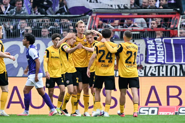 2. Bundesliga - 26 27 - VfL Osnabrück - Dynamo Dresden am 10.10.2026 an der Bremer Brücke in Osnabrück Jubel, Torjubel, Torschuetze, Torschütze Niklas Hauptmann (Dresden) jubelt nach seinem Tor zum 0:1 mit Vincent Vermeij (Dresden), Jonas Sterner (Dresden) und