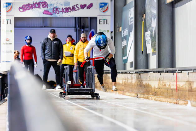 10.10.2026, GER, Bob Bobsport, Saison 26 27, Frauen, Zentrale Leistungspruefung im Bobsport Anschubtest Im Bild Karolin Lindner Traditionell haben sich die deutschen Piloten im Bobsport gemeinsam mit ihren Anschiebern in Oberhof zum Kräftemessen getroffen. 98559 Oberhof LOTTO Thüringen EISARENA Oberhof Trainingshalle Startanlage Thüringen Deutschland