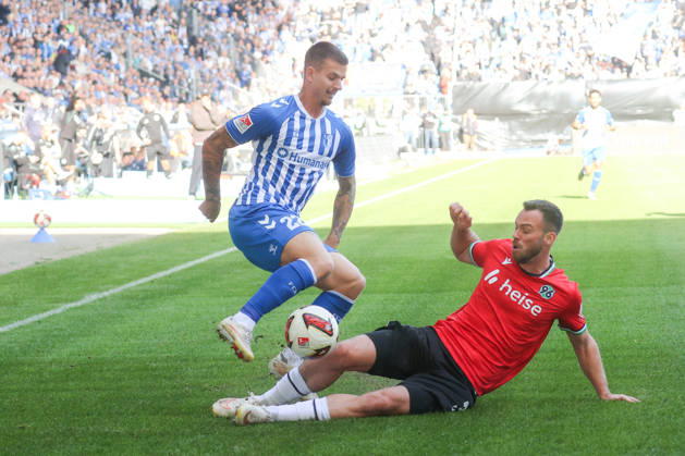 10.10.2026, xgox, Fussball, 2. Bundesliga, 1. FC Magdeburg - Hannover 96 v.l. Mateusz Zukowski (Magdeburg, 22), Boris Tomiak (Hannover, 3) Zweikampf, Duell, Kampf, tackle (DFL DFB REGULATIONS PROHIBIT ANY USE OF PHOTOGRAPHS as IMAGE SEQUENCES and or QUASI-VIDEO) Magdeburg