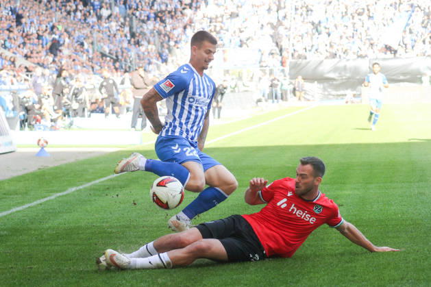 10.10.2026, xgox, Fussball, 2. Bundesliga, 1. FC Magdeburg - Hannover 96 v.l. Mateusz Zukowski (Magdeburg, 22), Boris Tomiak (Hannover, 3) Zweikampf, Duell, Kampf, tackle (DFL DFB REGULATIONS PROHIBIT ANY USE OF PHOTOGRAPHS as IMAGE SEQUENCES and or QUASI-VIDEO) Magdeburg