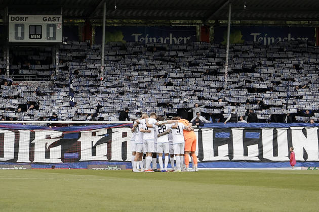 10.10.2026, xhettx, Fussball 3.Liga, SG Sonnenhof Grossaspach - SV Waldhof Mannheim v.l. Choreografie der Gästefans aus Mannheim