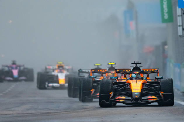 Formula 1 Singapore Airlines Singapore Grand Prix 2026 Levi Erb OVERTAKE MAXPPP - Singapore 10 10 2026 81 PIASTRI Oscar (aus), McLaren Mastercard F1 Team, action rain at the Formula 1 Singapore Airlines Singapore Grand Prix 2026, the 16th round of the 2026 FIA Formula 1 World Championship, WM, Weltmeisterschaft at the Marina Bay Street Circuit in Singapore, from 08 to 11 October 2026 Singapore Marina Bay Street Circuit Singapore  Copyright: xOVERTAKE MAXPPPxLevixErbx OVT202610104816 OVT202610104816