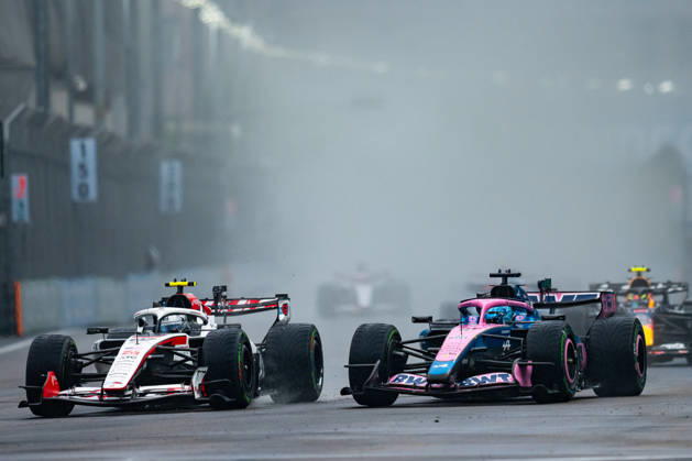 Formula 1 Singapore Airlines Singapore Grand Prix 2026 Levi Erb OVERTAKE MAXPPP - Singapore 10 10 2026 87 BEARMAN Oliver (gbr), TGR Haas F1 Team, action 10 GASLY Pierre (fra), BWT Alpine Formula One Team, action at the Formula 1 Singapore Airlines Singapore Grand Prix 2026, the 16th round of the 2026 FIA Formula 1 World Championship, WM, Weltmeisterschaft at the Marina Bay Street Circuit in Singapore, from 08 to 11 October 2026 Singapore Marina Bay Street Circuit Singapore  Copyright: xOVERTAKE MAXPPPxLevixErbx OVT202610104820 OVT202610104820