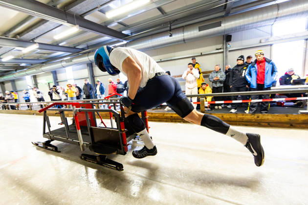 10.10.2026, GER, Bob Bobsport, Saison 26 27, Maenner, Zentrale Leistungspruefung im Bobsport Anschubtest Traditionell haben sich die deutschen Piloten im Bobsport gemeinsam mit ihren Anschiebern in Oberhof zum Kräftemessen getroffen. 98559 Oberhof LOTTO Thüringen EISARENA Oberhof Trainingshalle Startanlage Thüringen Deutschland