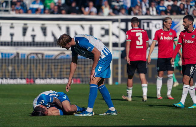 Deutschland: Fussball 2. Bundesliga 2026 2027, 7. Spieltag - 1. FC Magdeburg vs Hannover 96 - Avnet Arena (Magdeburg): Verletzung des Spielers BarÄ±Åü Atik Baris Atik (1. FC Magdeburg, 23) Magdeburg Avnet Arena Niedersachsen Deutschland Copyright: xAymanxAlahmedx