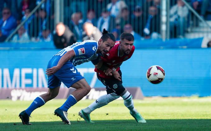 Deutschland: Fussball 2. Bundesliga 2026 2027, 7. Spieltag - 1. FC Magdeburg vs Hannover 96 - Avnet Arena (Magdeburg): im Zweikampf BarÄ±Åü Atik Baris Atik (1. FC Magdeburg, 23) Marcel Hartel (Hannover 96, 10) Magdeburg Avnet Arena Niedersachsen Deutschland Copyright: xAymanxAlahmedx