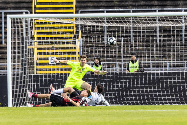 SSV Ulm 1846 Fußball vs. Eintracht Frankfurt II, Fussball, Regionalliga Südwest, 11. Spieltag, Donaustadion Ulm 10.10.26 Jonas Bauer (Eintracht Frankfurt II, 10) knapp am Tor vorbei v.l. Jonas Bauer (Eintracht Frankfurt II, 10), Robin Mantel (SSV Ulm 1846 Fußball, 30), Alexandre Azevedo (SSV Ulm 1846 Fußball, 03) SSV Ulm 1846 Fußball vs. Eintracht Frankfurt II, Fussball, Regionalliga Südwest, 11. Spieltag, Donaustadion Ulm 10.10.26 Foto: Lucca Fundel Ulm Donaustadion Baden-Württemberg Deutschland