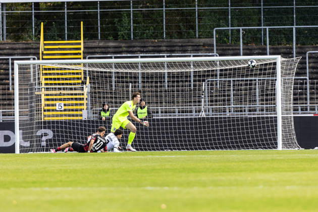 SSV Ulm 1846 Fußball vs. Eintracht Frankfurt II, Fussball, Regionalliga Südwest, 11. Spieltag, Donaustadion Ulm 10.10.26 Jonas Bauer (Eintracht Frankfurt II, 10) knapp am Tor vorbei v.l. Jonas Bauer (Eintracht Frankfurt II, 10), Robin Mantel (SSV Ulm 1846 Fußball, 30), Alexandre Azevedo (SSV Ulm 1846 Fußball, 03) SSV Ulm 1846 Fußball vs. Eintracht Frankfurt II, Fussball, Regionalliga Südwest, 11. Spieltag, Donaustadion Ulm 10.10.26 Foto: Lucca Fundel Ulm Donaustadion Baden-Württemberg Deutschland