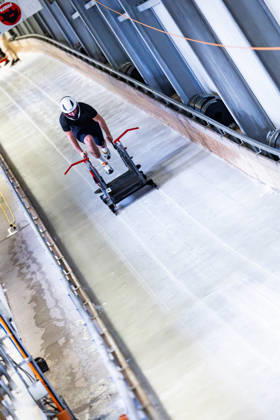 10.10.2026, GER, Bob Bobsport, Saison 26 27, Maenner, Zentrale Leistungspruefung im Bobsport Anschubtest Traditionell haben sich die deutschen Piloten im Bobsport gemeinsam mit ihren Anschiebern in Oberhof zum Kräftemessen getroffen. 98559 Oberhof LOTTO Thüringen EISARENA Oberhof Trainingshalle Startanlage Thüringen Deutschland