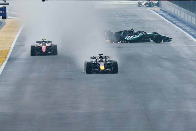 63 RUSSELL George (gbr), Mercedes AMG F1 Team W17, action F1 GP 17 Singapore 2026 F1 GP 17 Singapore 2026 81 PIASTRI Oscar (aus), McLaren F1 Team MCL40, action F1 GP 17 Singapore 2026 Singapore