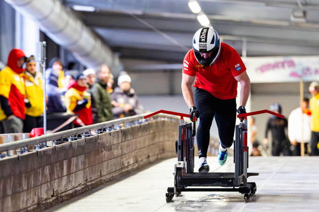 10.10.2026, GER, Bob Bobsport, Saison 26 27, Maenner, Zentrale Leistungspruefung im Bobsport Anschubtest Traditionell haben sich die deutschen Piloten im Bobsport gemeinsam mit ihren Anschiebern in Oberhof zum Kräftemessen getroffen. 98559 Oberhof LOTTO Thüringen EISARENA Oberhof Trainingshalle Startanlage Thüringen Deutschland