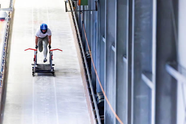 10.10.2026, GER, Bob Bobsport, Saison 26 27, Maenner, Zentrale Leistungspruefung im Bobsport Anschubtest Traditionell haben sich die deutschen Piloten im Bobsport gemeinsam mit ihren Anschiebern in Oberhof zum Kräftemessen getroffen. 98559 Oberhof LOTTO Thüringen EISARENA Oberhof Trainingshalle Startanlage Thüringen Deutschland
