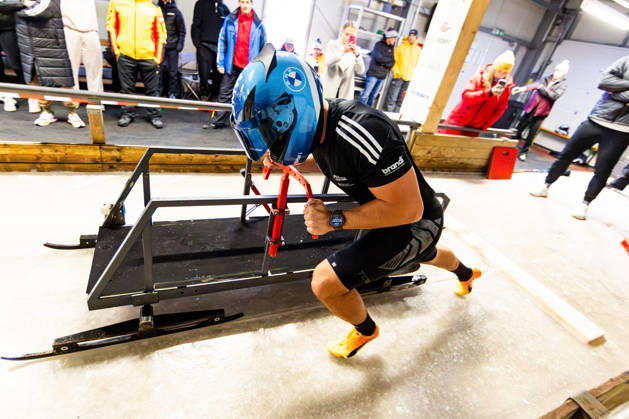 10.10.2026, GER, Bob Bobsport, Saison 26 27, Maenner, Zentrale Leistungspruefung im Bobsport Anschubtest Traditionell haben sich die deutschen Piloten im Bobsport gemeinsam mit ihren Anschiebern in Oberhof zum Kräftemessen getroffen. 98559 Oberhof LOTTO Thüringen EISARENA Oberhof Trainingshalle Startanlage Thüringen Deutschland