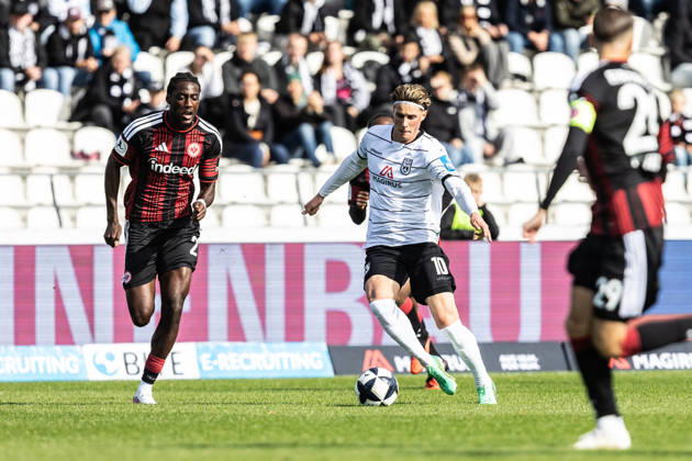 SSV Ulm 1846 Fußball vs. Eintracht Frankfurt II, Fussball, Regionalliga Südwest, 11. Spieltag, Donaustadion Ulm 10.10.26 v.l. Collin Owusu Etse (Eintracht Frankfurt II, 27), Oliver Wähling (SSV Ulm 1846 Fußball, 10) SSV Ulm 1846 Fußball vs. Eintracht Frankfurt II, Fussball, Regionalliga Südwest, 11. Spieltag, Donaustadion Ulm 10.10.26 Foto: Lucca Fundel Ulm Donaustadion Baden-Württemberg Deutschland