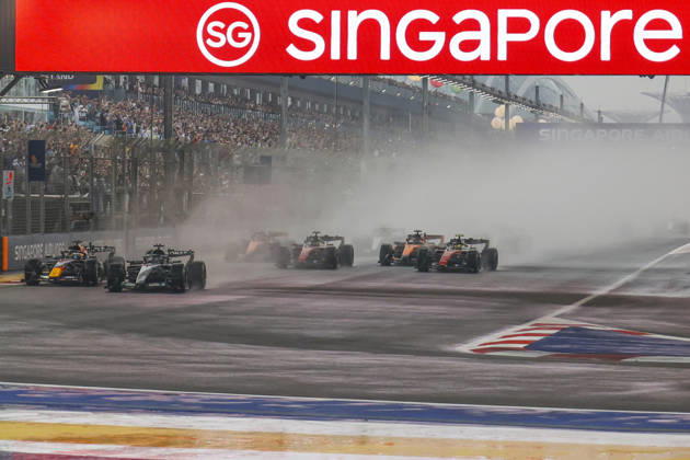 Formula 1 Singapore Airlines Singapore Grand Prix 2026 George Russell (GBR), Mercedes-AMG PETRONAS Formula One Team , W17, Car 63 takes a lead at the start of the sprint race during Formula 1 Singapore Airlines Singapore Grand Prix 2026 on October 10., 2026 in Marina Bay Street Circuit, Singapore, Zsombor Toth Singapore Marina Bay Street Circuit Singapore Singapore Copyright: xZsomborxTothx