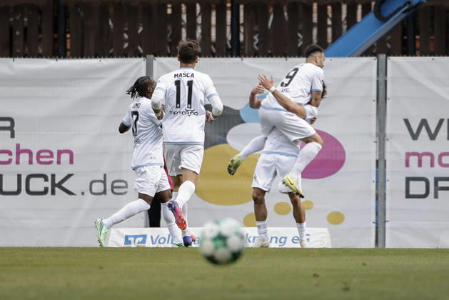 10.10.2026, xhettx, Fussball 3.Liga, SG Sonnenhof Grossaspach - SV Waldhof Mannheim v.l. jubel über das 1:1 durch Lovis Bierschenk (SV Waldhof Mannheim, 7)