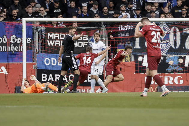 10.10.2026, xhettx, Fussball 3.Liga, SG Sonnenhof Grossaspach - SV Waldhof Mannheim v.l. das 1:0 durch Luca Molinari (SG Sonnenhof Großaspach, 21)
