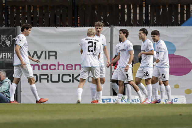 10.10.2026, xhettx, Fussball 3.Liga, SG Sonnenhof Grossaspach - SV Waldhof Mannheim v.l. jubel über das 1:1 durch Lovis Bierschenk (SV Waldhof Mannheim, 7)