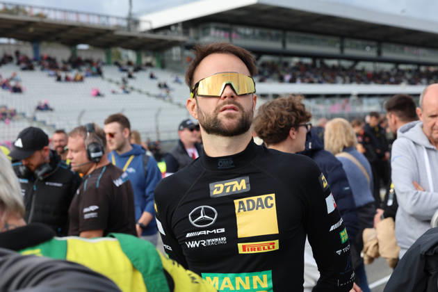 Hockenheim, Deutschland 09.- 11. Oktober 2026: DTM - 2026 - Saisonfinale - Hockenheimring - Samstag Rennen 1 Im Bild: Jules Gounon (FRA 48) im Portrait schaut nach oben in den bewölkten bewoelkten Himmel Hockenheimring Baden Württemberg Copyright: xFotostandx xFWMEDIAx