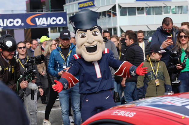 Hockenheim, Deutschland 09.- 11. Oktober 2026: DTM - 2026 - Saisonfinale - Hockenheimring - Samstag Rennen 1 Im Bild: New England Patriots Maskottchen im Grid Hockenheimring Baden Württemberg Copyright: xFotostandx xFWMEDIAx