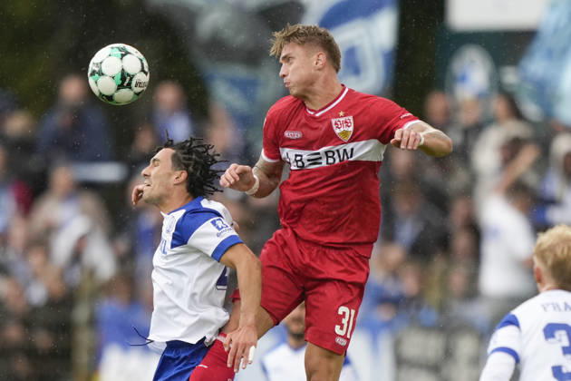 10.10.2026, Hänsch-Arena, Meppen, GER, 3. Liga, 9. Spieltag: SV Meppen vs VfB Stuttgart II, Kopfballduell zwischen Niclas Nadj (SV Meppen 40) und Veit Stange (VfB Stuttgart II 31) DFL REGULATIONS PROHIBIT ANY USE OF PHOTOGRAPHS AS IMAGE SEQUENCES AND OR QUASI-VIDEO. Meppen Niedersachsen Hänsch-Arena