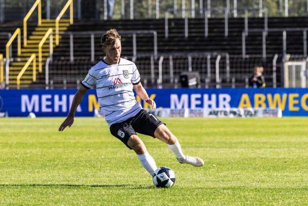 SSV Ulm 1846 Fußball vs. Eintracht Frankfurt II, Fussball, Regionalliga Südwest, 11. Spieltag, Donaustadion Ulm 10.10.26 Freisteller Einzelbild Benjamin Goller (SSV Ulm 1846 Fußball, 07) SSV Ulm 1846 Fußball vs. Eintracht Frankfurt II, Fussball, Regionalliga Südwest, 11. Spieltag, Donaustadion Ulm 10.10.26 Foto: Lucca Fundel Ulm Donaustadion Baden-Württemberg Deutschland