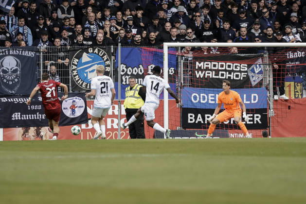 10.10.2026, xhettx, Fussball 3.Liga, SG Sonnenhof Grossaspach - SV Waldhof Mannheim v.l. das 1:0 durch Luca Molinari (SG Sonnenhof Großaspach, 21)