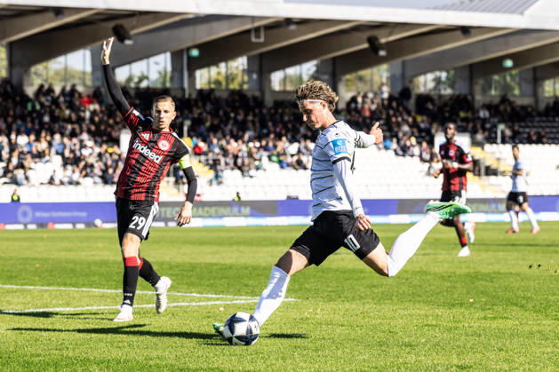 SSV Ulm 1846 Fußball vs. Eintracht Frankfurt II, Fussball, Regionalliga Südwest, 11. Spieltag, Donaustadion Ulm 10.10.26 v.l. Nico Ochojski (Eintracht Frankfurt II, 29), Oliver Wähling (SSV Ulm 1846 Fußball, 10) SSV Ulm 1846 Fußball vs. Eintracht Frankfurt II, Fussball, Regionalliga Südwest, 11. Spieltag, Donaustadion Ulm 10.10.26 Foto: Lucca Fundel Ulm Donaustadion Baden-Württemberg Deutschland