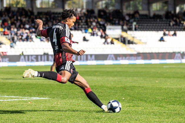 SSV Ulm 1846 Fußball vs. Eintracht Frankfurt II, Fussball, Regionalliga Südwest, 11. Spieltag, Donaustadion Ulm 10.10.26 Julian Yao Mawuli Etse (Eintracht Frankfurt II, 4) SSV Ulm 1846 Fußball vs. Eintracht Frankfurt II, Fussball, Regionalliga Südwest, 11. Spieltag, Donaustadion Ulm 10.10.26 Foto: Lucca Fundel Ulm Donaustadion Baden-Württemberg Deutschland