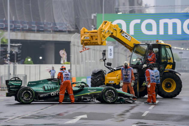 October 10, 2026, Singapore, Tamilnadu, Singapore: George Russell of Mercedes car is removed by marshalls after he and Sergio Perez of Cadillac collided during the sprint on Saturday 10th October , Singapore Grand Prix 2026, Marina Bay Street Circuit. Singapore Singapore - ZUMAc251 20261010_znp_c251_052 Copyright: xVikramxChandrasekarx