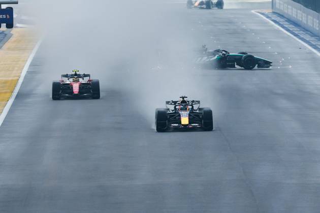 63 RUSSELL George (gbr), Mercedes AMG F1 Team W17, action F1 GP 17 Singapore 2026 F1 GP 17 Singapore 2026 81 PIASTRI Oscar (aus), McLaren F1 Team MCL40, action F1 GP 17 Singapore 2026 Singapore