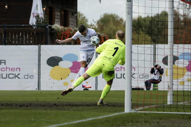 10.10.2026, xhettx, Fussball 3.Liga, SG Sonnenhof Grossaspach - SV Waldhof Mannheim v.l. Diego Michel (SV Waldhof Mannheim, 28) allein vor Maximilian Reule (SG Sonnenhof Großaspach, 1) mit dem Kopf