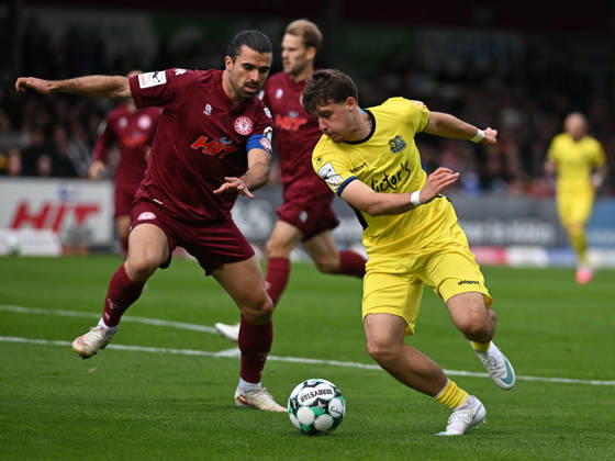10.10.2026, xophax, Fussball 3.Liga, Fortuna Koeln - Saarbrücken. David Haider Kamm Al-Azzawe ( SC Fortuna Köln ) , links und Alexander Staff , rechts ( Saarbrücken ) Koeln